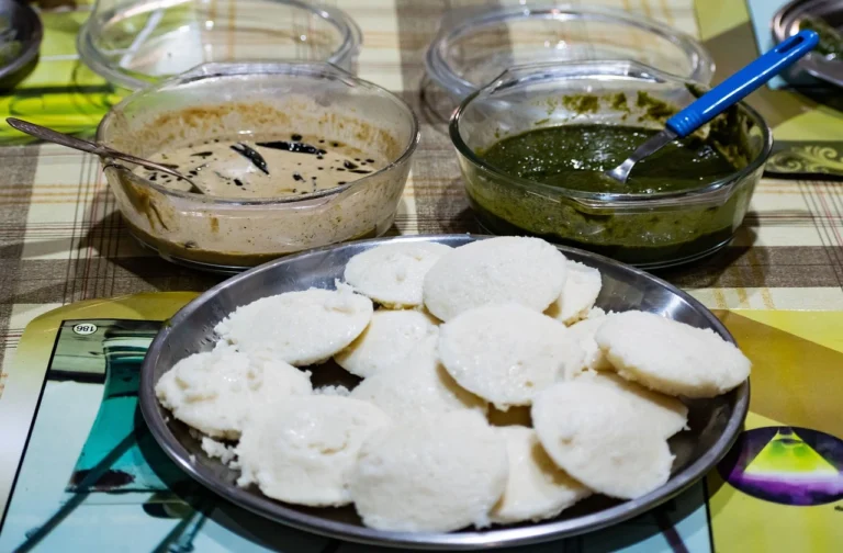 vegetable-rava-idli-making-in-hindi-with-peanut-chutney-recipe