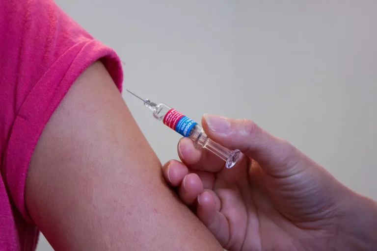 कोविशील्ड साइड इफेक्ट: एस्ट्राजेनेका ने माना वैक्सीन बना सकती है रक्त का थक्का