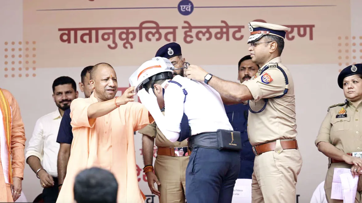 ac-helmet-traffic-police-get-this-gadget-from-cm-yogi-in-up