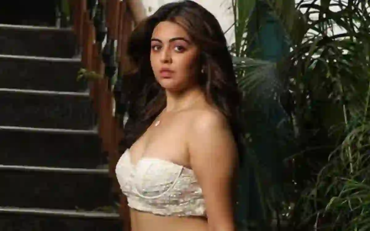 actress-shafaq-naaz-bikini-photos-users-reaction