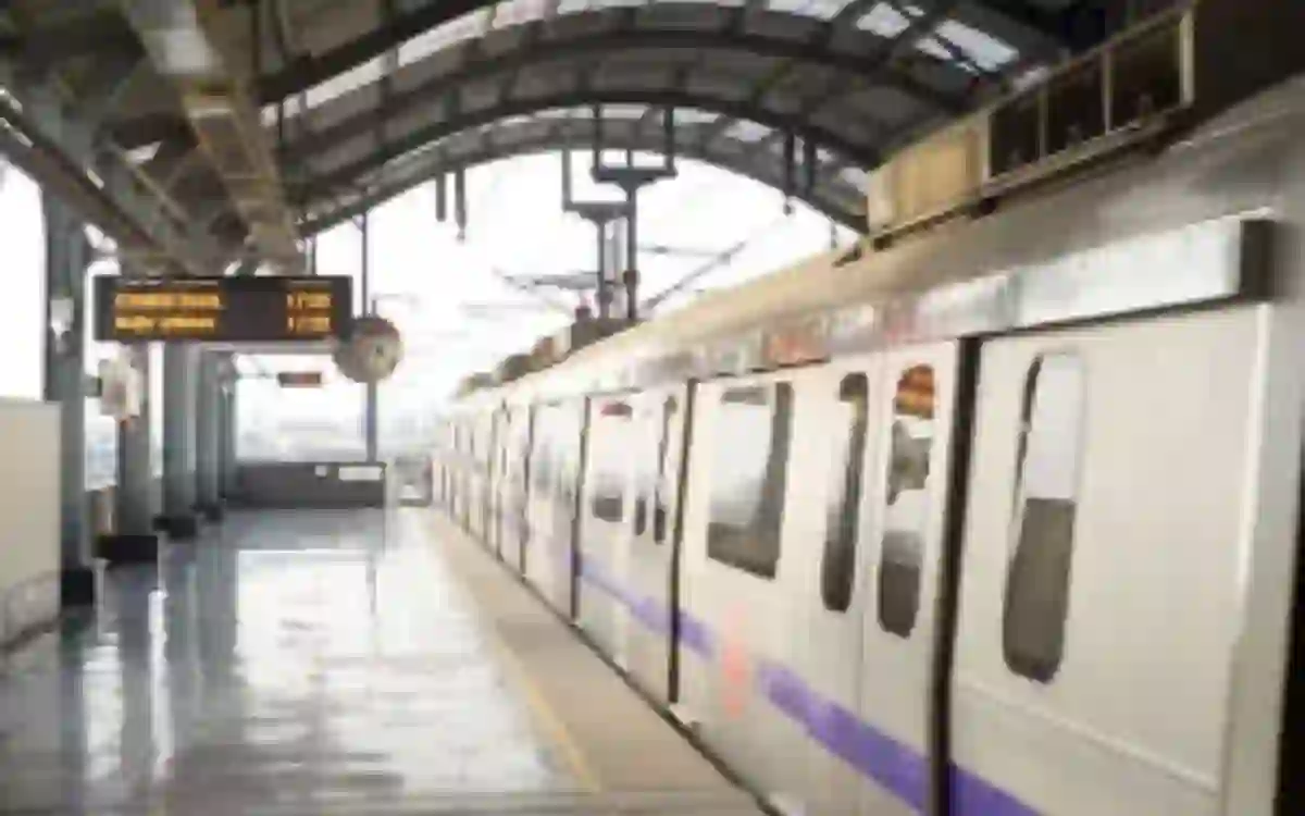 delhi-girl-runs-on-metro-track-driver-saves-her-watch-viral-video