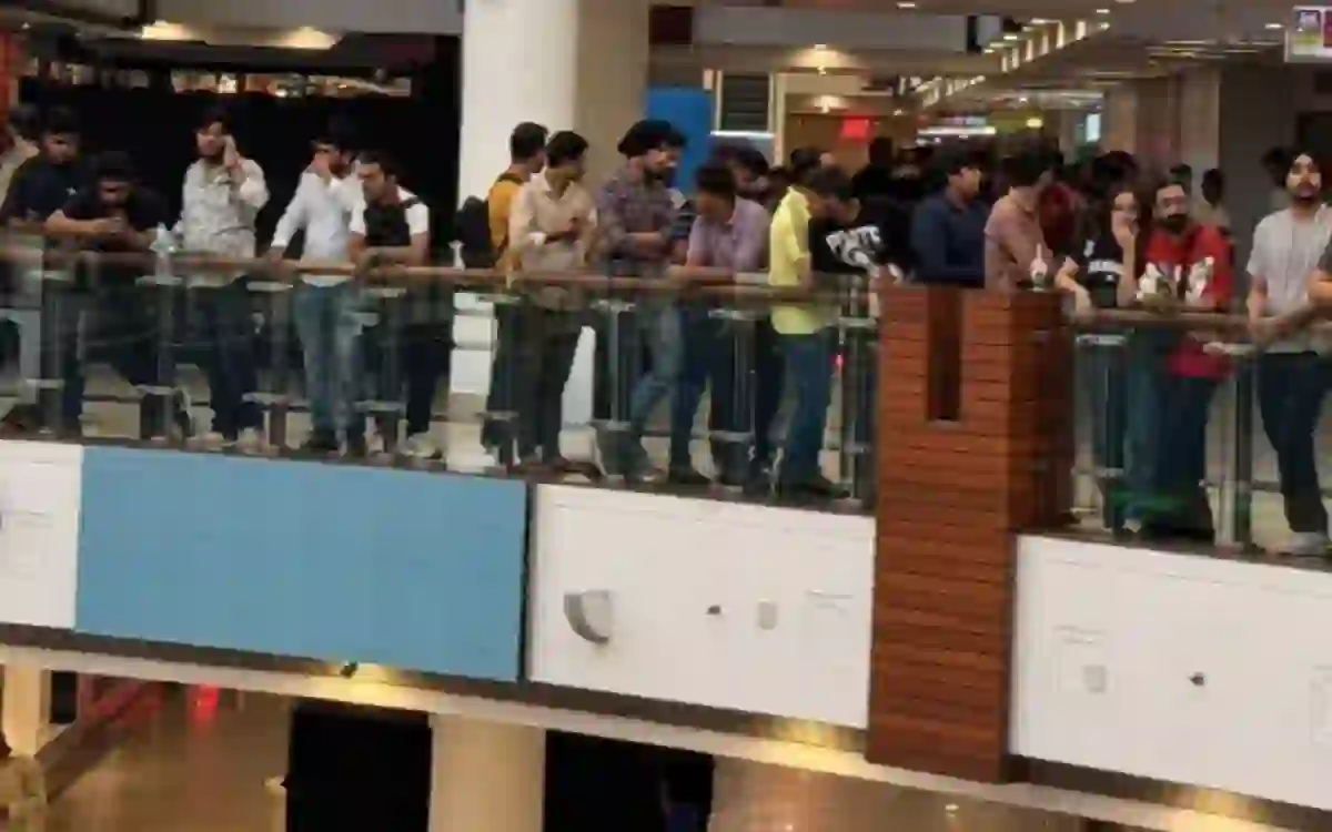 iphone-16-in-delhi-apple-saket-select-city-mall-viral-video