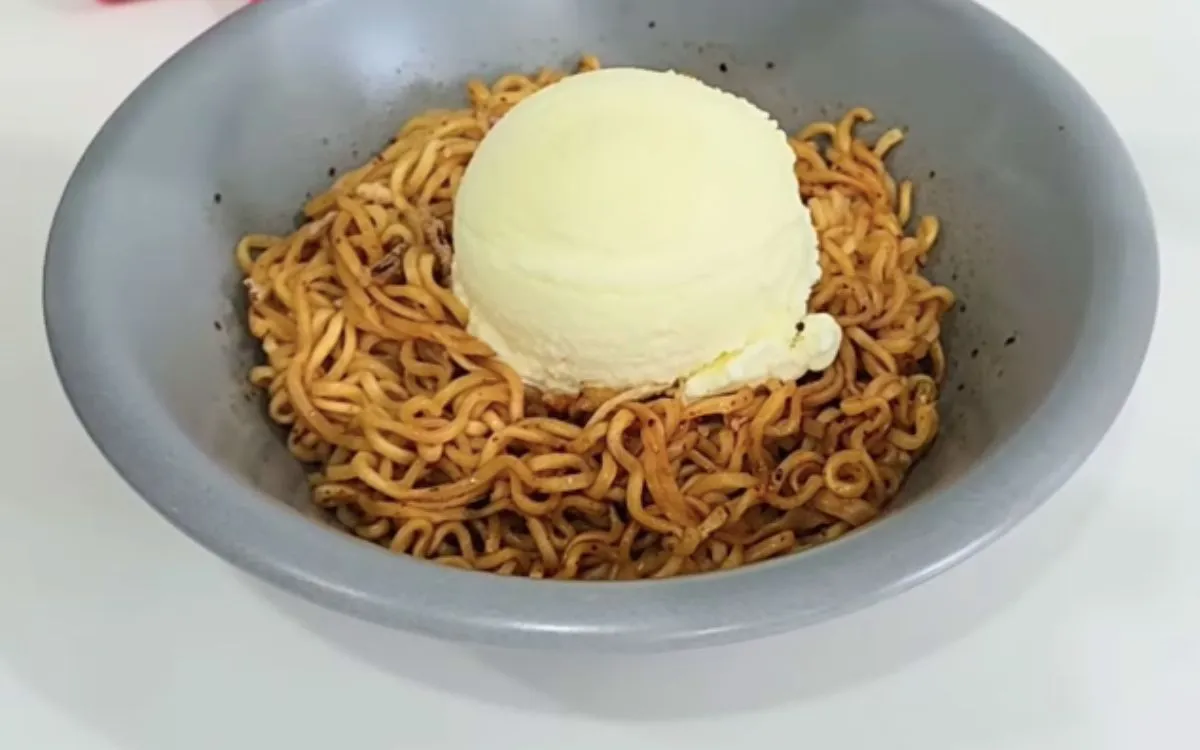 noodles-with-ice-cream-viral-food-combinations