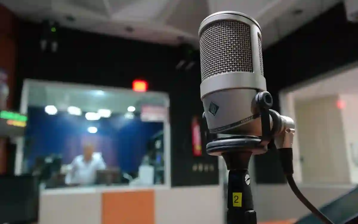 radio-station-replaces-journalist-job-with-ai-presenter